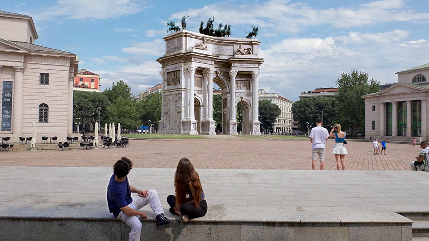 Video VFX Join the Flip Side per Samsung Galaxy Fold arco della pace milano